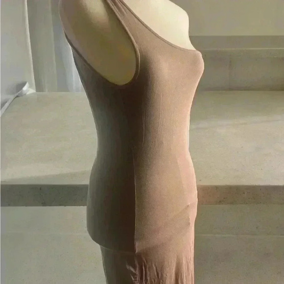 Beautiful Dress fully lined - Picture 3 of 5